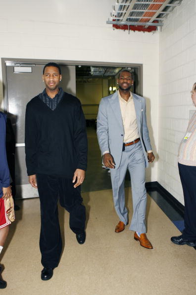 围绕韧性与 围绕韧性与